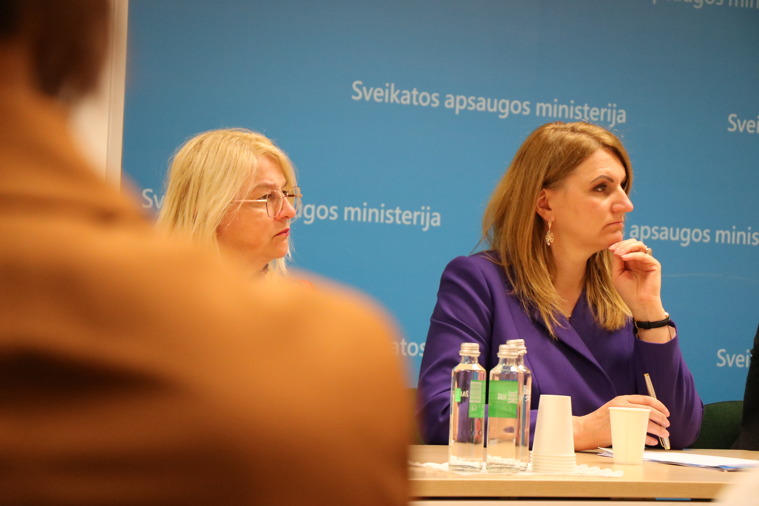 Telšių r. PSPC direktorė L. Jurytė-Zakarauskienė ir Vadovo pavaduotoja medicinai V. Šilinskienė sėdi prie stalo