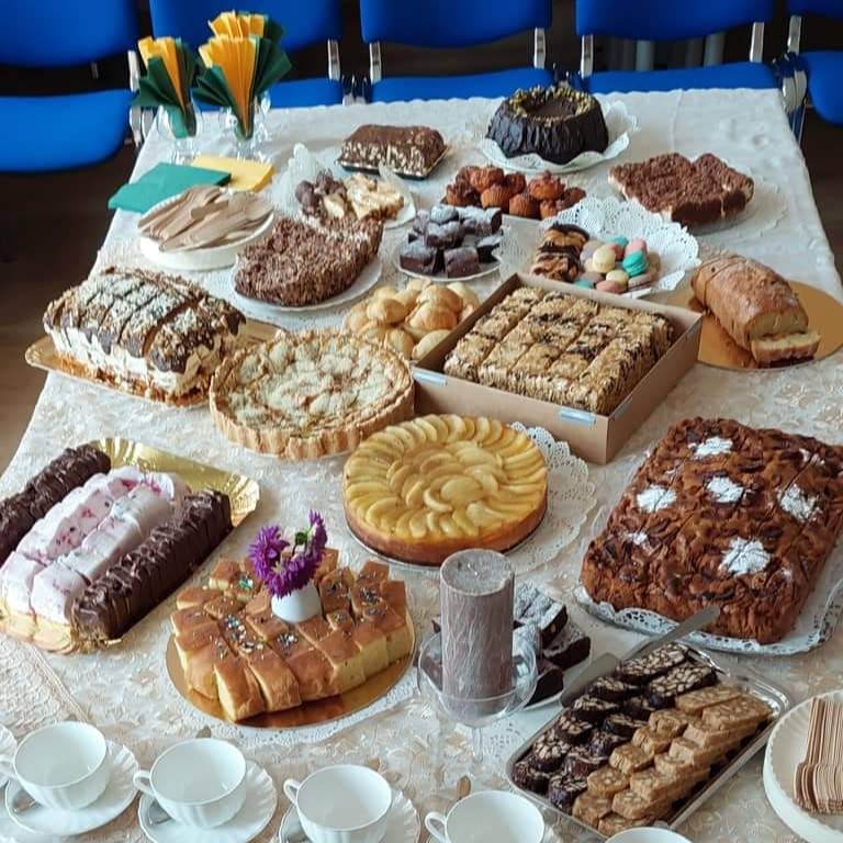 Stalas apdėtas saldžiais kepiniais