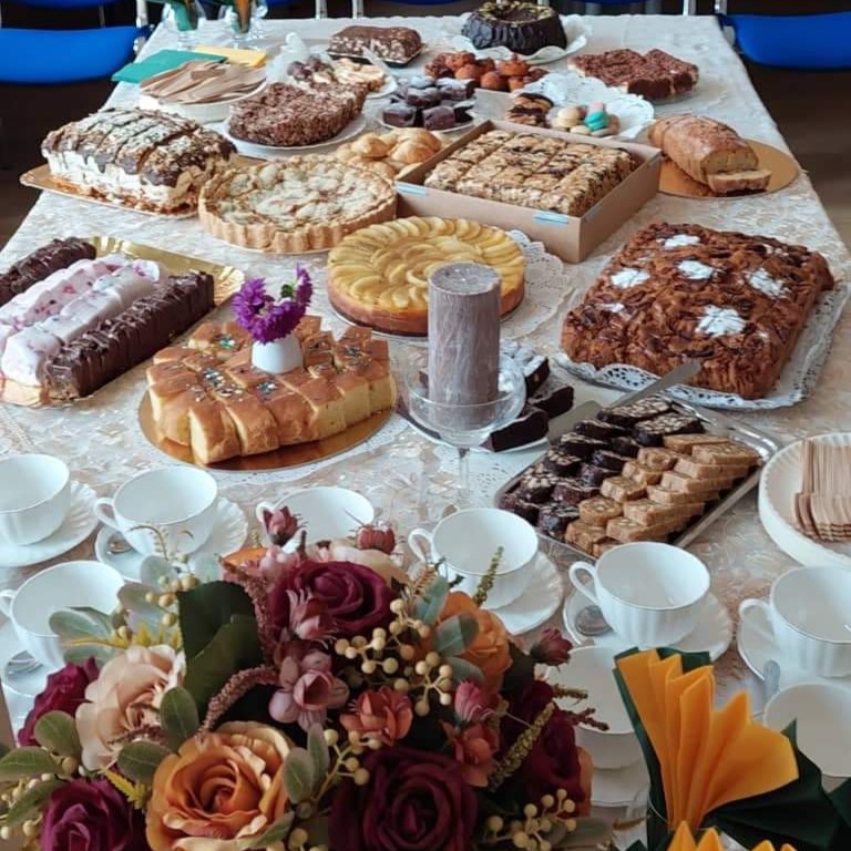 Stalas apdėtas saldžiais kepiniais