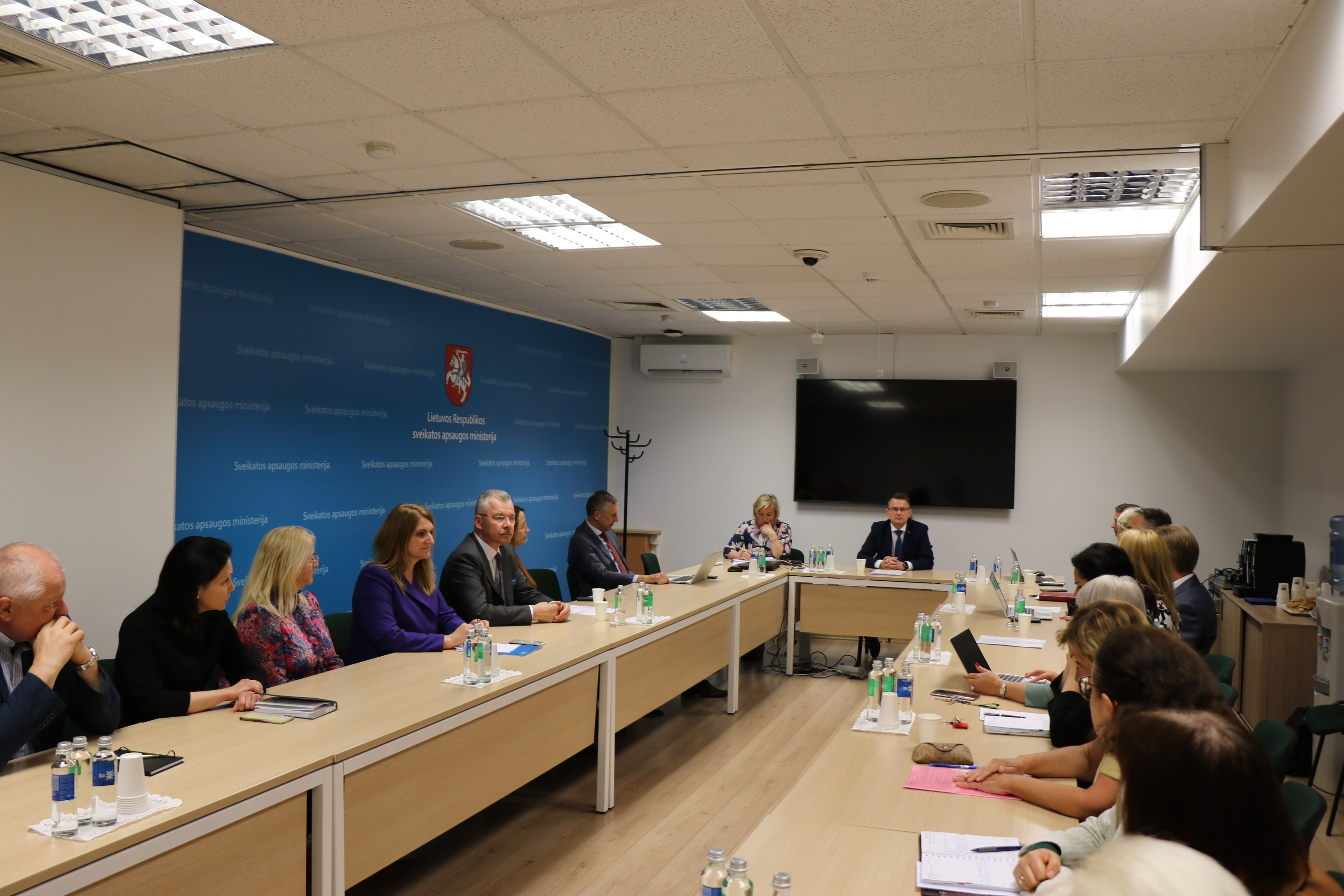 Konferencijos dalyviai sėdi prie apskritojo stalo diskusijoje